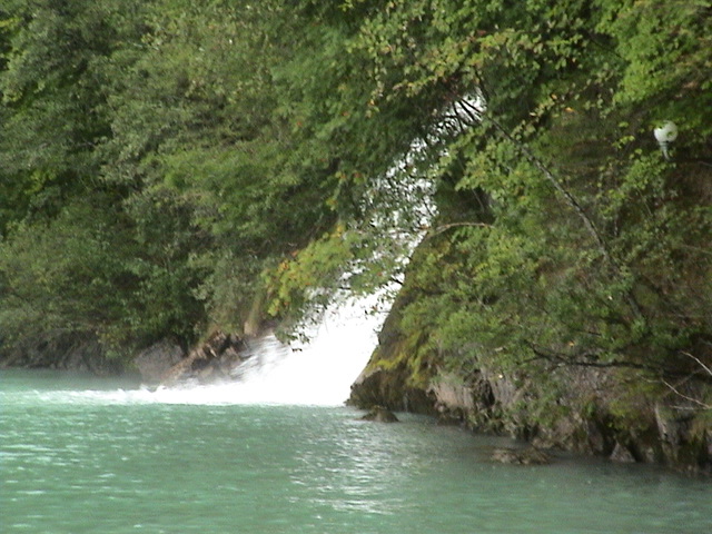 images/lake-thun-waterfall